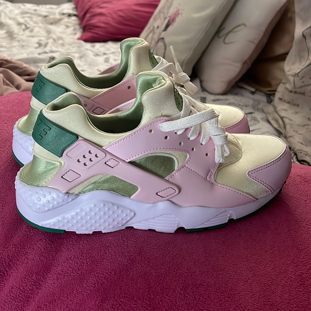 Nike huarache women’s sneakers